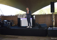 Hij ging in op de uitdagingen waar Udea tegenaan loopt en gaf aan enorm blij te zijn met de reacties tijdens Udea Open Air en dat hij blij en trots is op de medewerkers. 